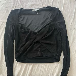 Black Long Sleeve Cropped Top!